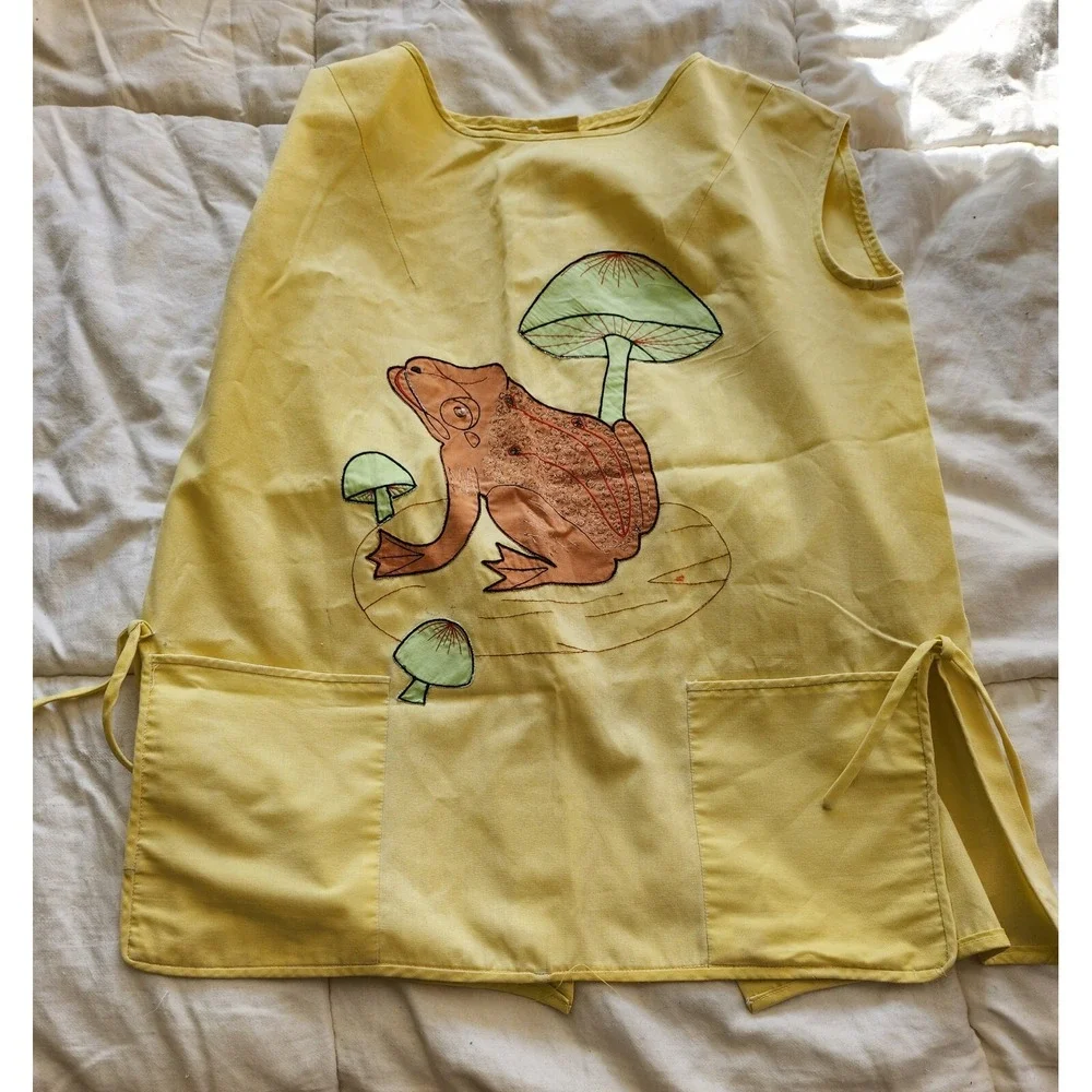 Small Yellow Embroidered Frog,‎ Mushrooms,  Apron,Grandwear, Pockets, Button Up